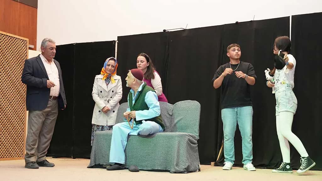 YENİŞEHİR’DE PROFESYONEL OYUNCULARA TAŞ ÇIKARDILAR