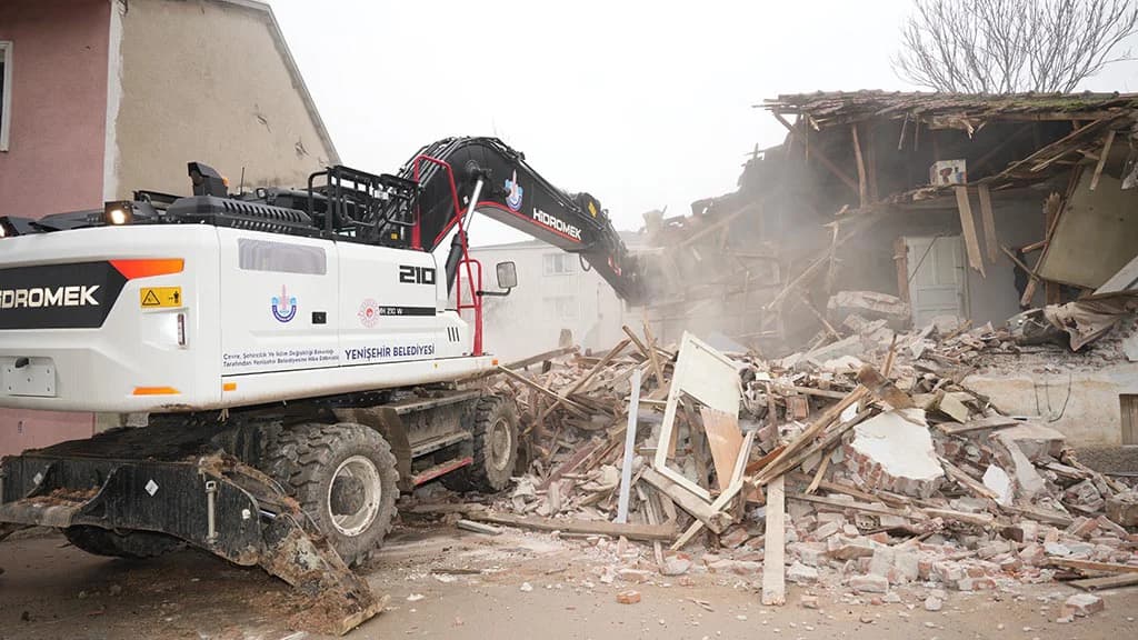 YENİŞEHİR’DE OKUL KARŞISINDAKİ METRUK BİNA YIKILDI