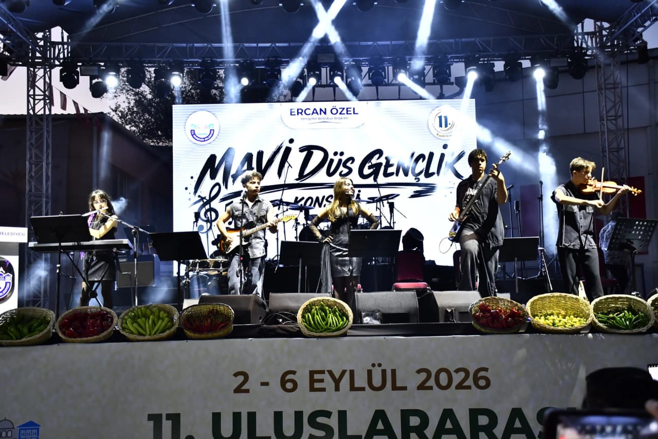 YENİŞEHİR’İN GENÇLERİ SAHNENİN TOZUNU ATTIRDI