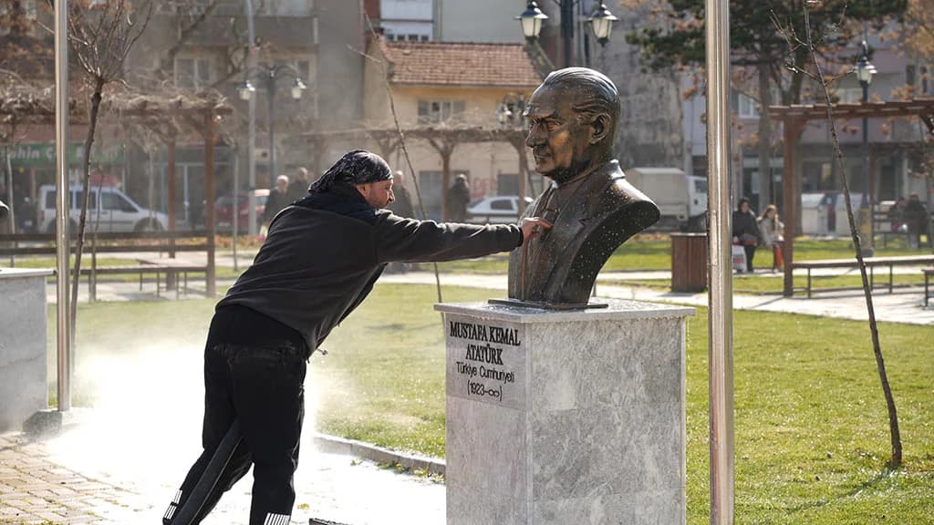 YENİŞEHİR’DE BAYRAM MESAİSİ: ŞEHİR BAYRAMA HAZIR!