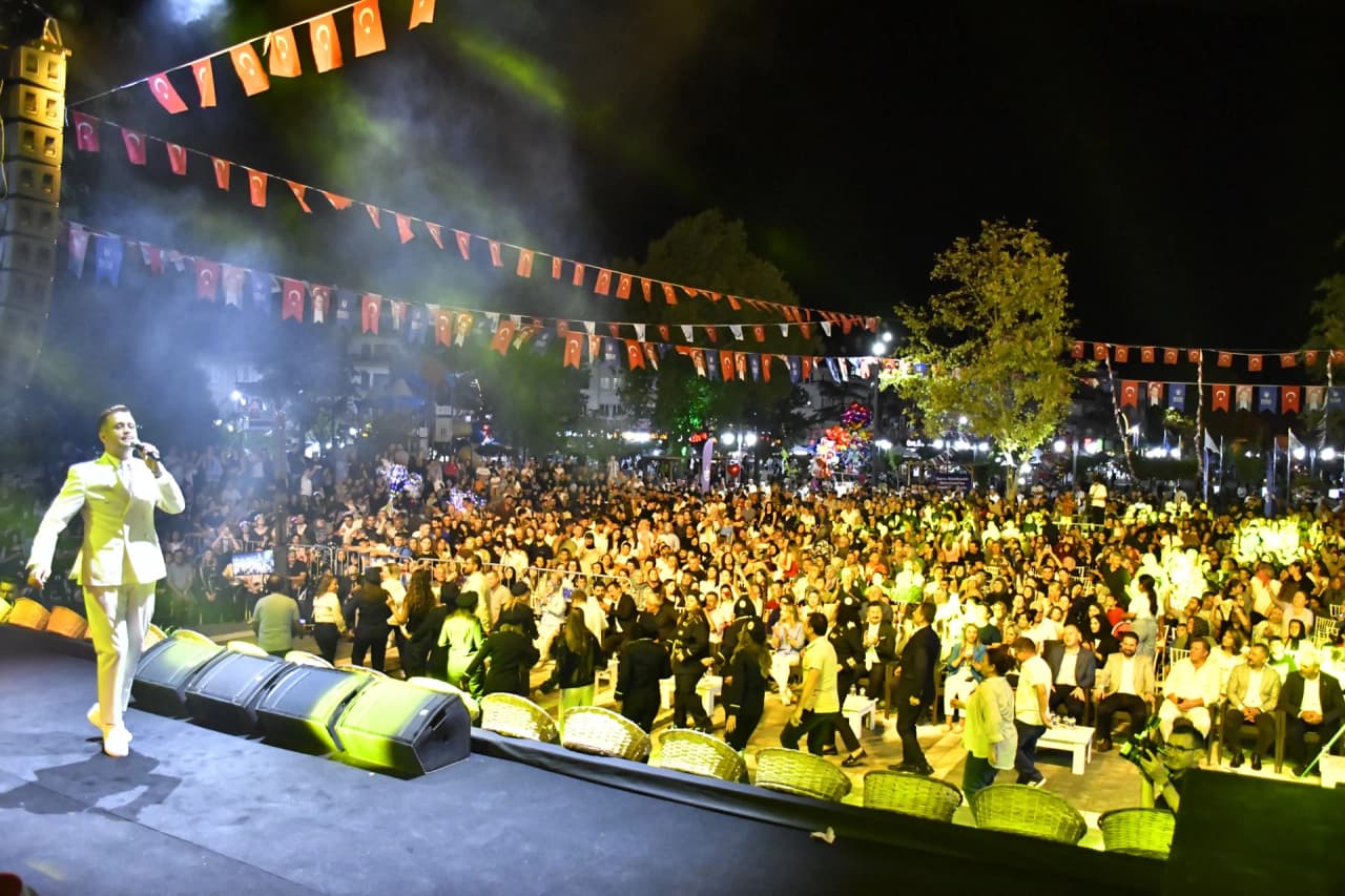 YENİŞEHİR, BİBER FESTİVALİ’NİN İLK GÜNÜNDE BALKAN PANAYIRIYLA COŞTU BALKAN EZGİLERİ YENİŞEHİR’DE YANKILANDI